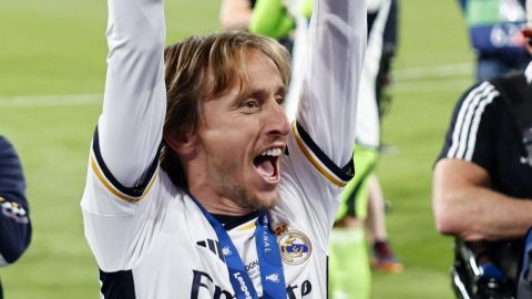 London (United Kingdom), 01/06/2024.- Luka Modric of Madrid lifts the trophy after winning the UEFA Champions League final match of Borussia Dortmund against Real Madrid, in London, Britain, 01 June 2024. (Liga de Campeones, Rusia, Reino Unido, Londres) EFE/EPA/TOLGA AKMEN