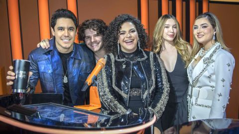 Lucerito Mijares y el resto del elenco juvenil de "Juego de Voces" | Foto: Mezcalent