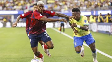 Inglewood (United States), 25/06/2024.- Brazil forward Vinicius Junior (R) and Costa Rica defender Jeyland Mitchell (L) battle for position during the second half of the CONMEBOL Copa America 2024 group D soccer match between Brazil and Costa Rica, in Inglewood, California, USA, 24 June 2024. (Brasil) EFE/EPA/CAROLINE BREHMAN