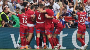 Munich (Germany), 20/06/2024.- Serbia players celebrate as they scored the last-second 1-1 equaliser during the UEFA EURO 2024 Group C soccer match between Slovenia and Serbia, in Munich, Germany, 20 June 2024. (Alemania, Eslovenia) EFE/EPA/MOHAMED MESSARA