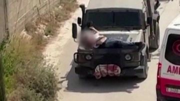El ejército de Israel amarra a un palestino herido al capó de un vehículo militar en Cisjordania