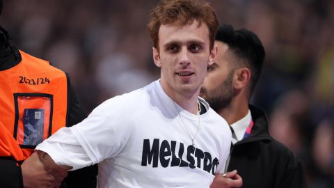London (United Kingdom), 01/06/2024.- A pitch invader wearing a tshirt with 'Mellstroy' written on it is escorted by stadium personnel during the UEFA Champions League final match of Borussia Dortmund against Real Madrid, in London, Britain, 01 June 2024. (Liga de Campeones, Rusia, Reino Unido, Londres) EFE/EPA/ADAM VAUGHAN