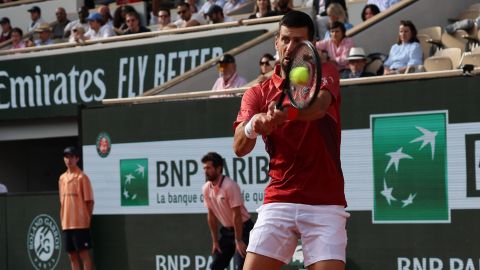 Novak Djokovic durante un juego en Roland Garros.