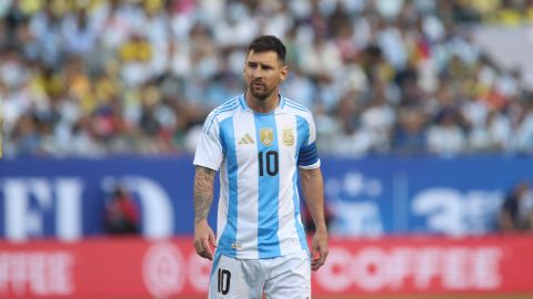 Chicago (United States), 10/06/2024.- Argentina midfielder Lionel Messi walks up to the pitch during the second half of the friendly soccer match between the national teams of Argentina and Ecuador at Soldier Field, in Chicago, Illinois, USA, 09 June 2024. (Futbol, Amistoso) EFE/EPA/TRENT SPRAGUE