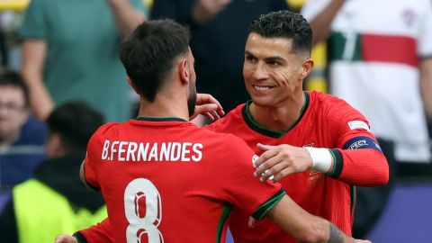 Dortmund (Germany), 22/06/2024.- Bruno Fernandes of Portugal (L) celebrates scoring the 3-0 with Cristiano Ronaldo of Portugal during the UEFA EURO 2024 group F soccer match between Turkey and Portugal, in Dortmund, Germany, 22 June 2024. (Alemania, Turquía) EFE/EPA/FRIEDEMANN VOGEL