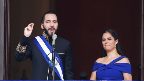 El presidente Nayib Bukele, junto a su esposa, Gabriela Rodríguez, durante la ceremonia de investidura para su segundo mandato.