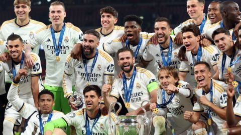 London (United Kingdom), 01/06/2024.- Players of Madrid pose for a photo with the trophy after winning the UEFA Champions League final match of Borussia Dortmund against Real Madrid, in London, Britain, 01 June 2024. (Liga de Campeones, Rusia, Reino Unido, Londres) EFE/EPA/ISABEL INFANTES