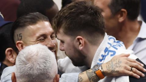 Arlington (United States), 15/06/2024.- Sergio Ramos Garcia (L), Spanish footballer for La Liga Club Sevilla, talks with Dallas Mavericks guard Luka Doncic (R) after the NBA Finals game four between the Boston Celtics and the Dallas Mavericks in Arlington, Texas, USA, 14 June 2024. (Baloncesto) EFE/EPA/ADAM DAVIS SHUTTERSTOCK OUT