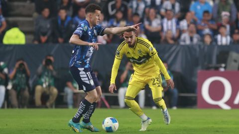 AME1071. PACHUCA (MÉXICO), 01/06/2024.- Oussama Idrissi de Pachuca disputa el balón con Mohamed Farsi de Columbus Crew (d) durante la final de la Concacaf Champions Cup entre Pachuca y Columbus Crew este sábado, en el estadio Hidalgo de la ciudad de Pachuca, Hidalgo (México). EFE /David Martínez Pelcastre