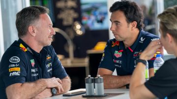 El mexicano Sergio "Checo" Pérez conversando con el director de la escudería Red Bull, Christian Horner, en el primer día de pruebas en Montreal.