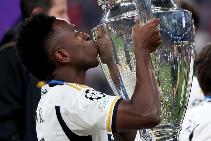 El astro brasileño Vinícius Júnior junto a Kylian Mbappé prometen una dupla ofensiva de mucho peligro en el Real Madrid para la próxima temporada.