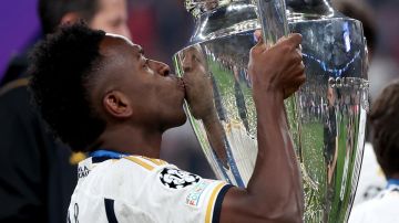 London (United Kingdom), 01/06/2024.- Vinicius Junior of Real Madrid kisses the trophy after the team won the UEFA Champions League final match of Borussia Dortmund against Real Madrid, in London, Britain, 01 June 2024. (Liga de Campeones, Rusia, Reino Unido, Londres) EFE/EPA/NEIL HALL