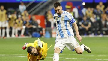 Atlanta (United States), 21/06/2024.- Lionel Messi (R) of Argentina tries to get around Maxime Crepeau (L) of Canada during the second half of the CONMEBOL Copa America 2024 group A soccer match between Argentina and Canada, in Atlanta, Georgia, USA, 20 June 2024. EFE/EPA/ERIK S. LESSER