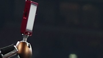 El mediocampista del Real Madrid, Jude Bellingham, levanta Champions League tras imponerse 2-0 al Borussia Dortmund en la final de la Liga de Campeones disputada en el estadio de Wembley, en Londres.