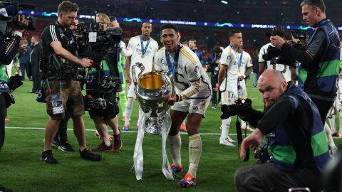 El mediocampista del Real Madrid, Jude Bellingham, levanta Champions League tras imponerse 2-0 al Borussia Dortmund en la final de la Liga de Campeones disputada en el estadio de Wembley, en Londres.