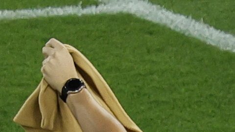 Stuttgart (Germany), 23/06/2024.- Players and medical personnel of Hungary check on their teammate Barnabas Varga of Hungary after he fell on the ground in an action as stadium stewards prepare blankets to cover them during the UEFA EURO 2024 Group A soccer match between Scotland and Hungary, in Stuttgart, Germany, 23 June 2024. (Alemania, Hungría) EFE/EPA/RONALD WITTEK