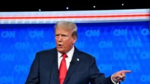 Trump y Biden en el escenario del estudio de la cadena CNN en Atlanta en el que se celebró el debate.