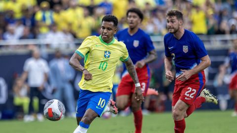 Orlando (United States), 13/06/2024.- Brazil soccer forward Rodrygo (L) in action against US defender Joe Scally during the Allstate Continental Clasico match between USA and Brazil in Orlando, Florida, USA, 12 June, 2024. (Brasil) EFE/EPA/CRISTOBAL HERRERA-ULASHKEVICH