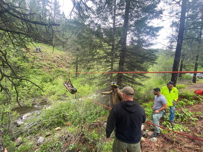 Perro corrió 4 millas para buscar ayuda para un hombre que cayó a un barranco en Oregón