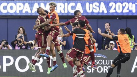 Inglewood (United States), 26/06/2024.- Venezuela celebrates a goal by Salomon Rondon (L) which was scored on a penalty kick after a foul during the second half of the CONMEBOL Copa America 2024 group B soccer match between Venezuela and Mexico at SoFi Stadium in Inglewood, California, USA, 26 June 2024. EFE/EPA/ALLISON DINNER