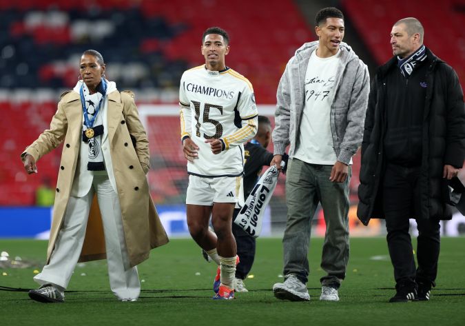 Jude Bellingham acompañado por su madre Denise, su padre Mark y su hermano Jobe en el campo de juego del estadio de Wembley.