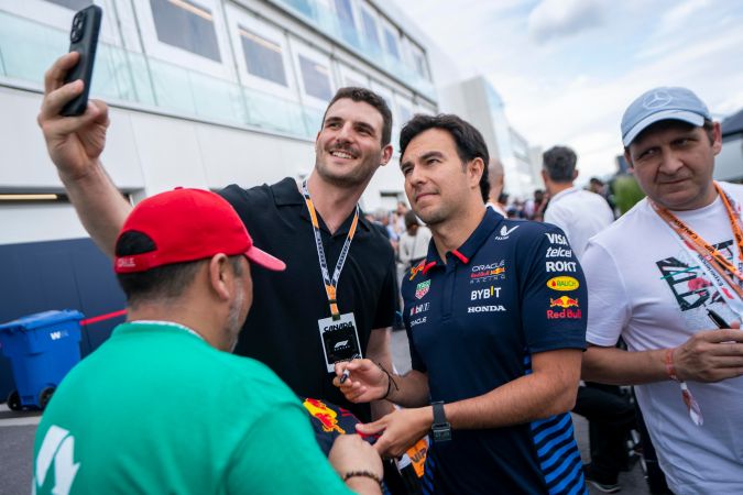 El mexicano Sergio "Checo" Pérez compartiendo con aficionados en el Circuito Gilles Villenueve de Montreal de cara al Gran Premio de Canadá.