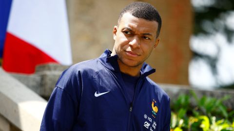 Clairefontaine-en-yvelines (France), 03/06/2024.- French soccer player Kylian Mbappe waits for the arrival of French President Emmanuel Macron for a lunch at their training camp ahead of the UEFA Euro 2024, in Clairefontaine-en-Yvelines, France, 03 June 2024. (Francia) EFE/EPA/SARAH MEYSSONNIER / POOL MAXPPP OUT