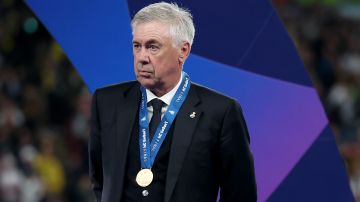 London (United Kingdom), 01/06/2024.- Real Madrid head coach Carlo Ancelotti waits for the start of the trophy ceremony after picking up his winner's medal following the UEFA Champions League final match of Borussia Dortmund against Real Madrid, in London, Britain, 01 June 2024. Real Madrid won 2-0. (Liga de Campeones, Rusia, Reino Unido, Londres) EFE/EPA/NEIL HALL