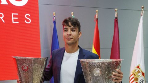 GRAFAND1524. SEVILLA, 31/05/2024.- El centrocampista Óliver Torres durante el acto de despedida del Sevilla después de 201 partidos en cinco temporadas y conquistar dos títulos de la Liga Europa, uno en su primera temporada ante el Inter de Milán en Colonia (2020) y el otro la pasada campaña ante el Roma en Budapest (2023), este viernes en el estadio Sánchez Pizjuán de la capital hispalense. EFE/ Julio Muñoz