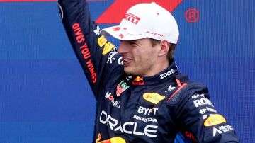 Montreal (Canada), 09/06/2024.- Red Bull Racing driver Max Verstappen of Netherlands celebrates on the podium after winning the Formula One Grand Prix of Canada at the Circuit Gilles Villeneuve racetrack in Montreal, Canada, 09 June 2024. (Fórmula Uno, Países Bajos; Holanda) EFE/EPA/SHAWN THEW