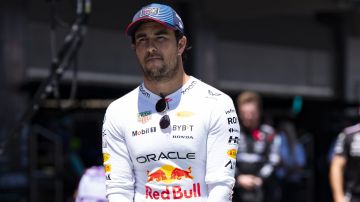MONTMELÓ (BARCELONA), 23/06/2024.- El piloto mexicano Sergio Pérez, del equipo Oracle Red Bull Racing, a su llegada al Gran Premio de España de Fórmula 1. EFE/ Siu Wu