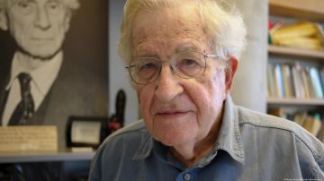 Noam Chomsky hospitalizado en Brasil tras sufrir un ictus