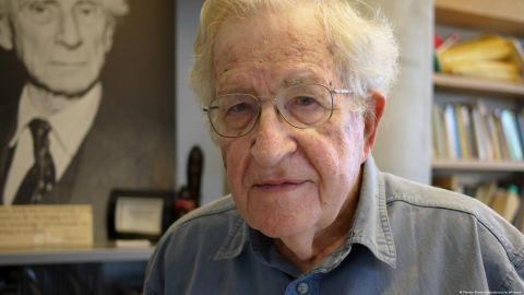 Noam Chomsky hospitalizado en Brasil tras sufrir un ictus