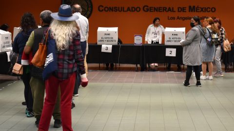 AME1312. LOS ÁNGELES (ESTADOS UNIDOS), 02/06/2024.- Ciudadanos emiten su voto en las elecciones generales mexicanas este domingo, en Los Ángeles (Estados Unidos). Miles de mexicanos en EE.UU. intentan votar este domingo en las elecciones de su país, en una jornada llena de problemas técnicos del sistema y filas interminables de varias horas en los consulados de ciudades como Washington, Los Ángeles o Nueva York. EFE/ Octavio Guzmán