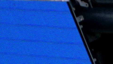 El momento en el que Max Verstappen cruza la meta para acreditarse como ganador del Gran Premio de Canadá.