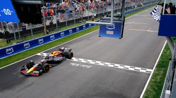 El momento en el que Max Verstappen cruza la meta para acreditarse como ganador del Gran Premio de Canadá.
