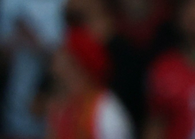 Un pequeño aficionado se lanzó al terreno de juego para buscar una foto con Cristiano Ronaldo quien lo recibió con una sonrisa. Luego lo intentaron al menos tres personas más.