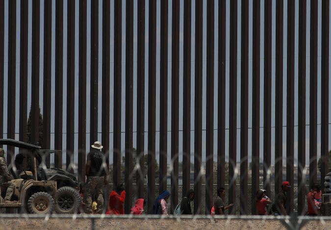 La Guardia Nacional de Texas busca disuadir con altavoces a inmigrantes que están en México para que no crucen la frontera sin estar autorizados.