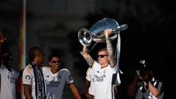 El mediocampista del Real Madrid Toni Kroos con el trofeo este domingo a la Fuente de Cibeles donde el equipo celebra con la afición su victoria en la final de la Champions League.