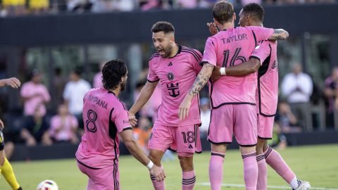 Fort Lauderdale (United States), 20/06/2024.- Inter Miami forward Leonardo Campana (L) celebrates his goal with Jordi Alba (C) and other teammates during an MLS soccer match at Chase stadium in Fort Lauderdale, Florida, USA, 19 June 2024. EFE/EPA/CRISTOBAL HERRERA-ULASHKEVICH