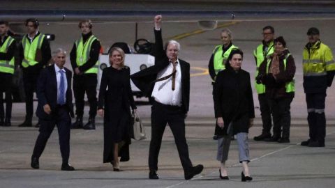 Julian Assange aterriza en su Australia natal, tras recuperar la libertad después de declararse culpable de un delito ante una corte de EE.UU.