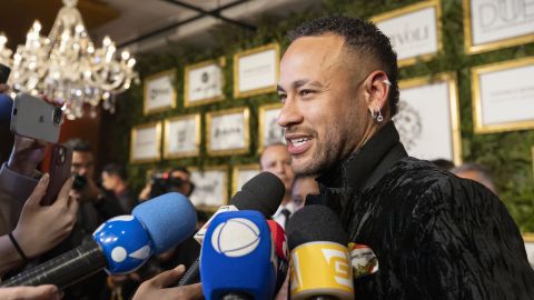 AME1559. SAO PAULO (BRASIL), 03/06/2024.- El futbolista brasileño Neymar habla con la prensa durante una subasta este lunes, en Sao Pablo (Brasil). Neymar, delantero del Al-Hilal saudí, subastó este lunes una zapatilla bañada en 18 quilates de oro y decorada con piedras preciosas, entre otros objetos, para recaudar fondos para proyectos sociales, en medio de las críticas contra el jugador por un proyecto de privatización de playas. EFE/ Isaac Fontana