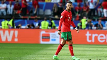 Dortmund (Germany), 22/06/2024.- Cristiano Ronaldo of Portugal leaves the pitch for the halftime during the UEFA EURO 2024 group F soccer match between Turkey and Portugal, in Dortmund, Germany, 22 June 2024. (Alemania, Turquía) EFE/EPA/FRIEDEMANN VOGEL