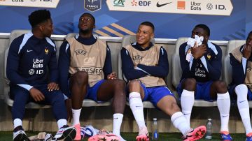 Kylian Mbappé acompañado de algunos de sus compañeros de la selección francesa previo a su estreno en la Eurocopa 2024.