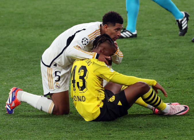 Jude Bellingha con un bonito gesto al consolar a los jugadores del Borussia Dortmund, su ex equipo, luego de la derrota sufrida ante el Real Madrid en la final de la Champions League.
