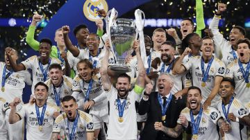 -FOTODELDÍA- Nacho (c) del Real Madrid alza el trofeo después de ganar la UEFA Champions League al vencer a Borussia Dortmund este sábado, enLondres (Reino Unido). EFE/EPA/TOLGA AKMEN