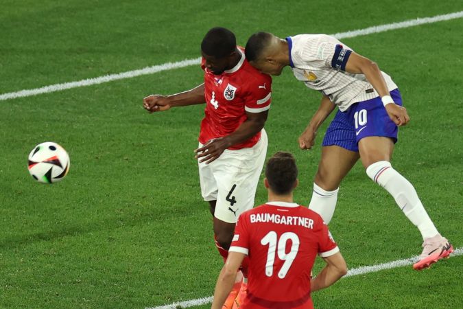El momento exacto en el que Kylian Mbappé impactó con el hombro del central austríaco Kevin Danso provocándose una fractura de nariz.