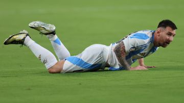 East Rutherford (United States), 25/06/2024.- Argentina forward Lionel Messi falls to the pitch during the first half of the CONMEBOL Copa America 2024 group A soccer match between Argentina and Chile, at MetLife Stadium in East Rutherford, New Jersey, USA, 25 June 2024. EFE/EPA/JUSTIN LANE
