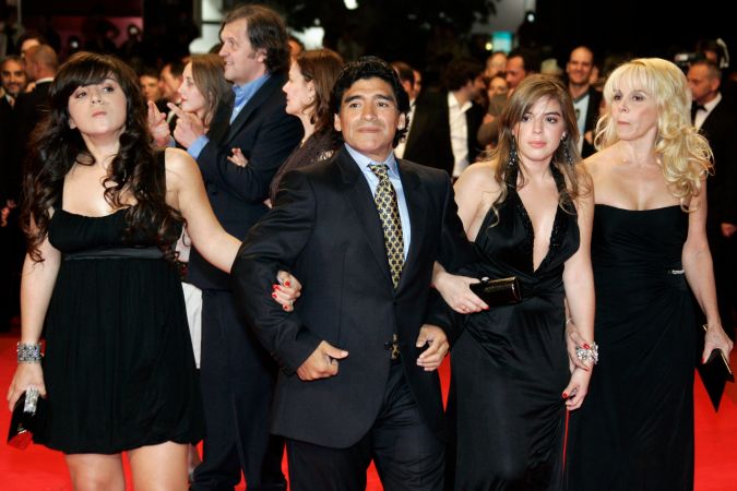 Diego Armando Maradona acompañado de sus dos hijas, Gianinna y Dalma y de su pareja Claudia Villafañe durante un evento en el 2008.