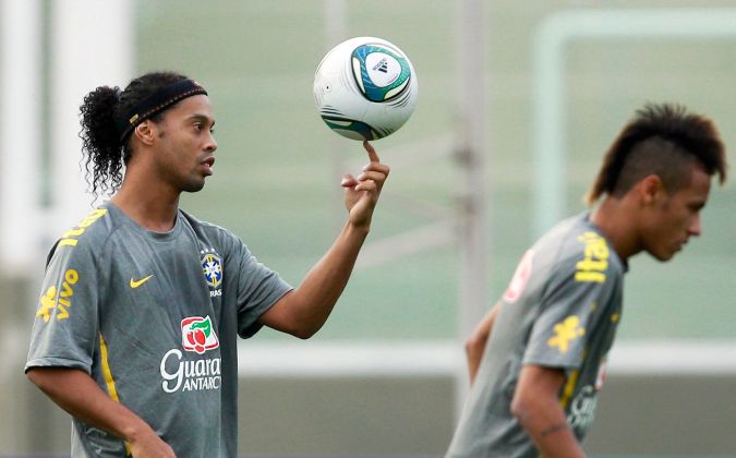 Ronaldinho junto a Neymar Jr. durante un entrenamiento de la Selección de Brasil antes de enfrentar a Argentina en el 2011.